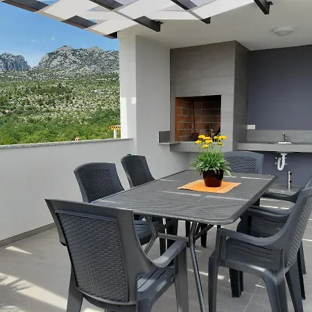 Silver Δωμάτια σε οικογενειακή κατοικία Starigrad Paklenica